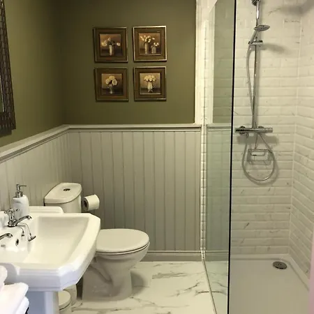 Danny Minnies Country house