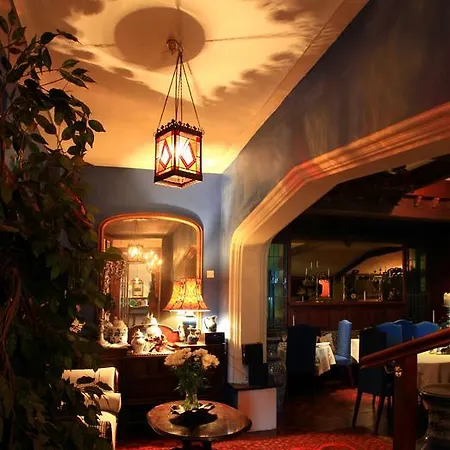 Danny Minnies Country House