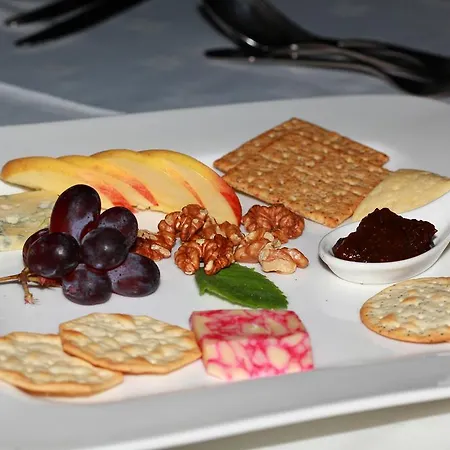 Danny Minnies Country House