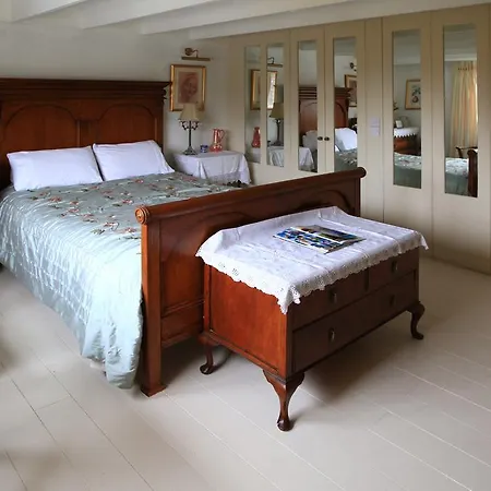 Danny Minnies Country House